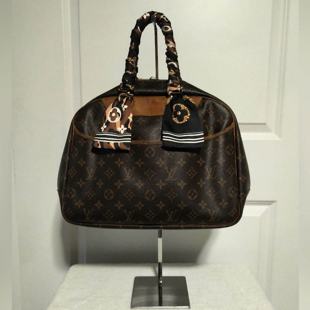 Authentic Louis Vuitton Deauville Monogram Canvas Shoulder Bag